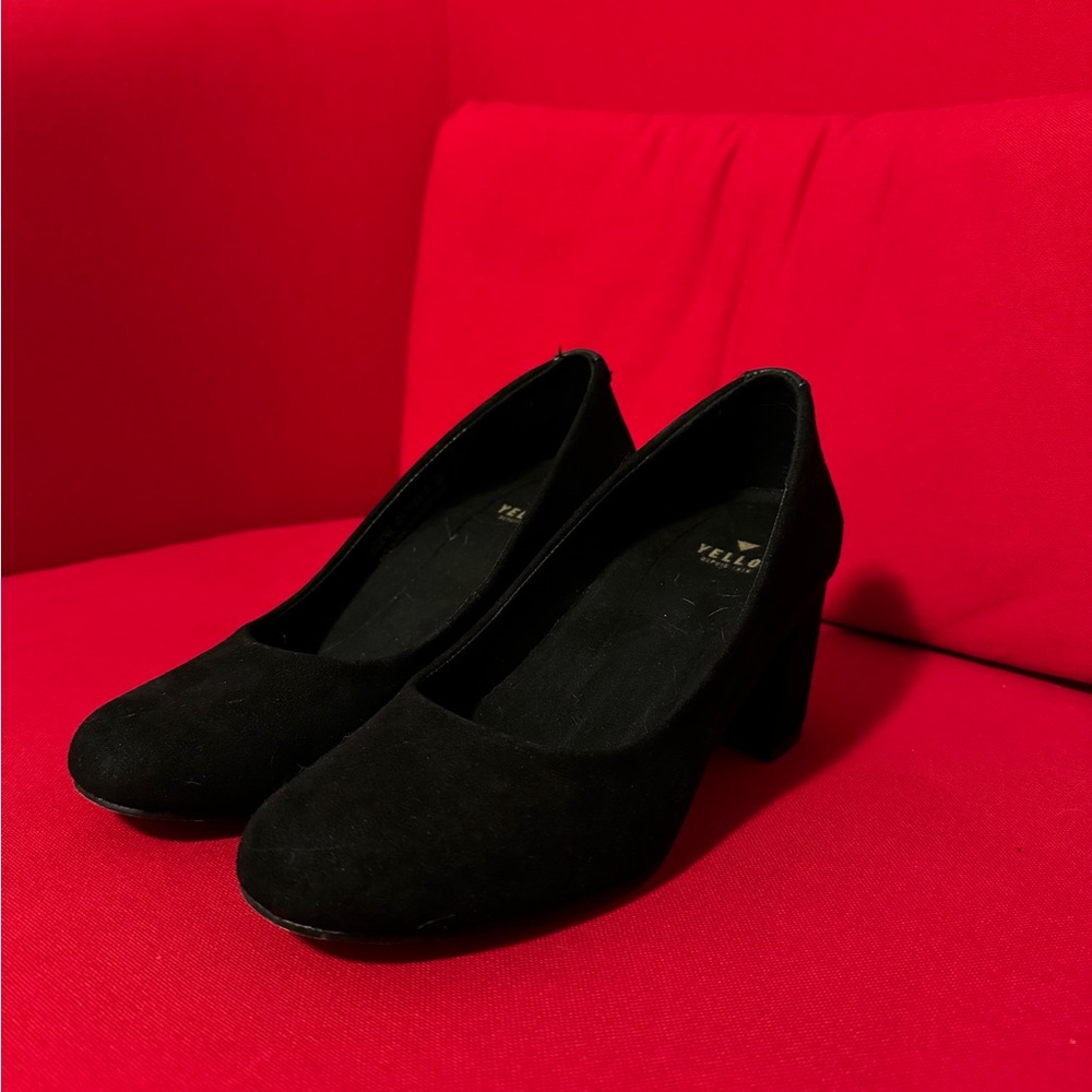 Black suede heeled shoe
